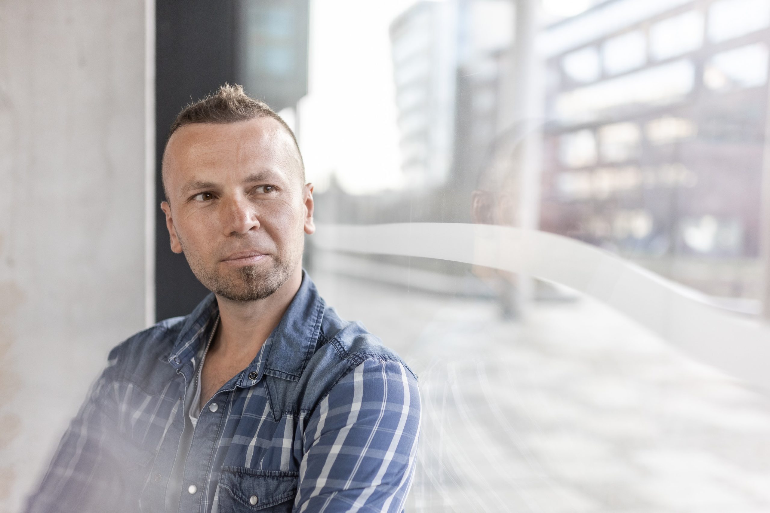 Za každé parazitní slovo dřep. Minutový řečník učí, jak zvládat stres z vystupování